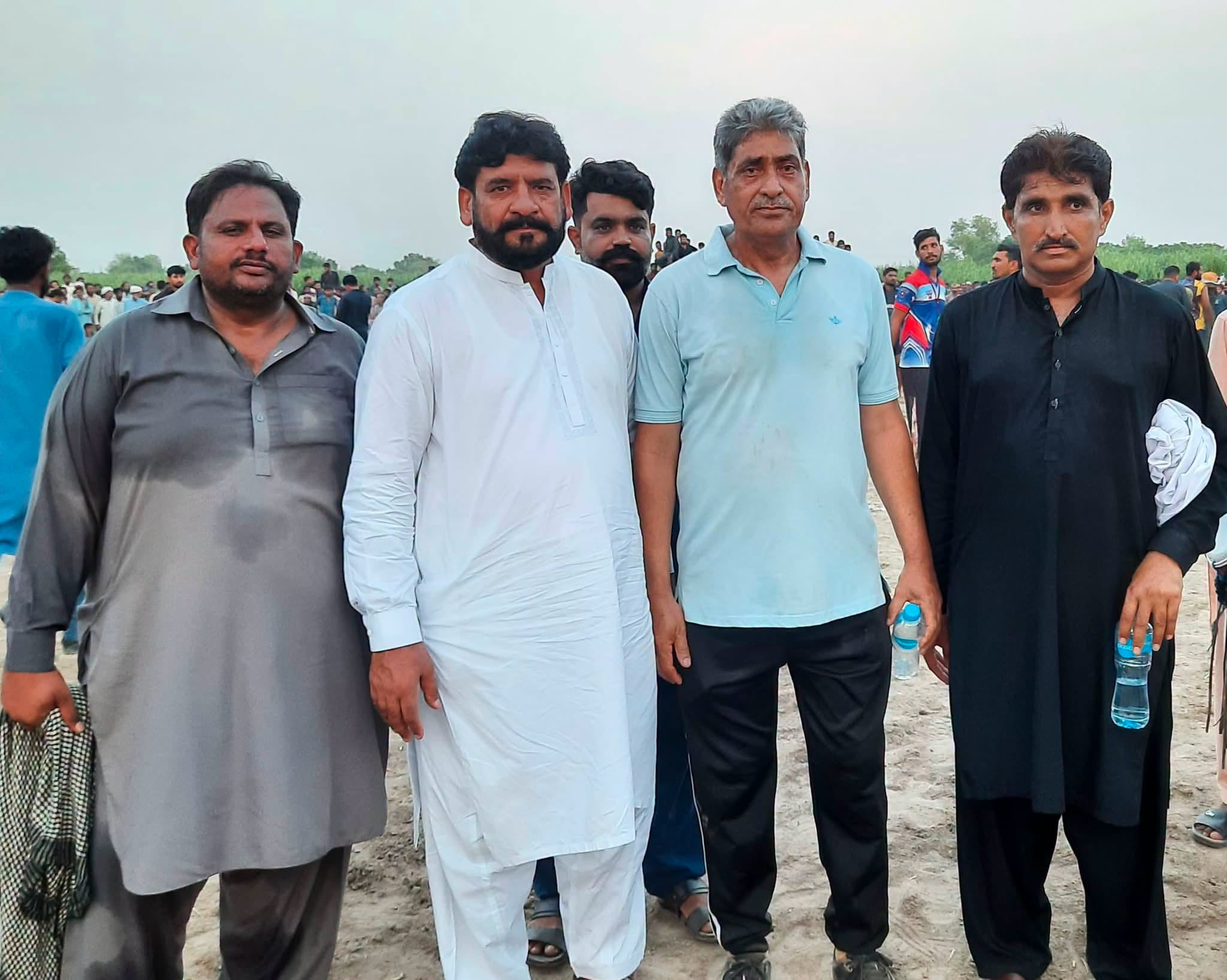 عوام کے منتخب کردہ حقیقی MNA، این اے 106 ٹوبہ ٹیک سنگھ، چوہدری خالد نواز سدھرآئچ کے انکل حاجی توقیر احمد سدھرآئچ نے چک نمبر 258 گ ب میں منعقدہ شاندار کبڈی ٹورنامنٹ میں شرکت کی۔ اس موقع پر محترم جناب نسیم ہاشم نمبردار صاحب، مسرور سیال صاحب (صدر کبڈی ٹورنامنٹ) چوہدری شعبان صاحب ایڈوکیٹ تیمور بشیر نمبردار صاحب بھی انکے ہمراہ موجود تھے۔
تقریب کے دوران معروف سابق کبڈی کھلاڑی عبدالخالق صاحب سے ملاقات بھی ہوئی، اس موقع پر حاجی توقیر احمد سدھرآئچ کا کہنا تھا کہ دیہی کھیل ہماری ثقافت اور نوجوانوں کی صلاحیتوں کا آئینہ دار ہیں، اور ایسے ایونٹس صحت مند سرگرمیوں اور باہمی بھائی چارے کو فروغ دیتے ہیں۔