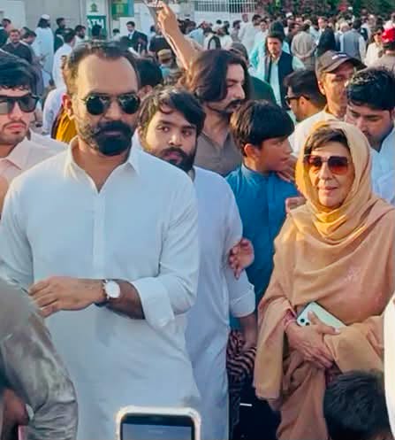 مرکزی سیکرٹری اطلاعات پاکستان تحریک انصاف کسان ونگ عوام کے منتخب کردہ حقیقی MNA ٹوبہ ٹیک سنگھ خالد نواز سدھرآئچ عمران خان صاحب اور ان کی فیملی سے اظہارِ یکجہتی کے لیے اڈیالہ جیل کے باہر موجود.