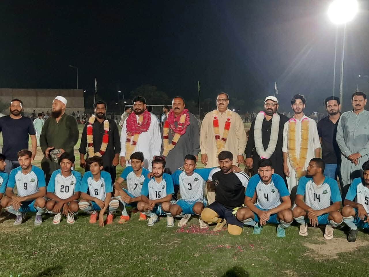 عوام کے منتخب کردہ حقیقی ایم این اے NA-106 ٹوبہ ٹیک سنگھ، چوہدری خالد نواز سدھرآئچ کے انکل حاجی توقیر احمد سدھرآئچ نے ٹوبہ اسٹیڈیم میں منعقدہ فلڈ لائٹ فٹبال ٹورنامنٹ میں خصوصی شرکت کی۔
اس موقع پر شاہد خان نمبردار (303 گ ب) اور روزی خان بھی ان کے ہمراہ موجود تھے۔ معزز مہمانوں نے کھلاڑیوں کی حوصلہ افزائی کی اور نوجوانوں میں کھیلوں کے فروغ کو معاشرے کی مثبت سرگرمی قرار دیا۔