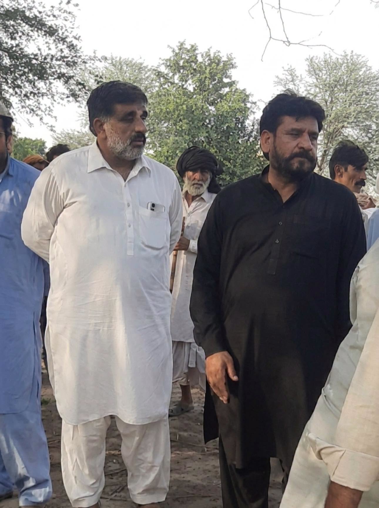 چک نمبر 260 گ ب میں عوام کے منتخب کردہ حقیقی MNA ٹوبہ ٹیک سنگھ چوہدری خالد نواز سدھرآئچ کے انکل حاجی توقیر احمد سدھرآئچ نے مرحوم منصب ولد لال خاں کی نمازِ جنازہ میں شرکت کی۔
مرحوم، پاکستان تحریک انصاف کے کارکن ماسٹر عنصر کے تایا زاد اور پی ٹی آئی کارکن فلک شیر کے ماموں تھے۔ اس موقع پر ایڈووکیٹ سردار نوید خان گادھی بھی ان کے ہمراہ موجود تھے۔
حاجی توقیر احمد سدھرآئچ نے مرحوم کے اہلِ خانہ سے اظہارِ تعزیت کرتے ہوئے مرحوم کی مغفرت، درجات کی بلندی اور پسماندگان کے لیے صبرِ جمیل کی دعا کی۔