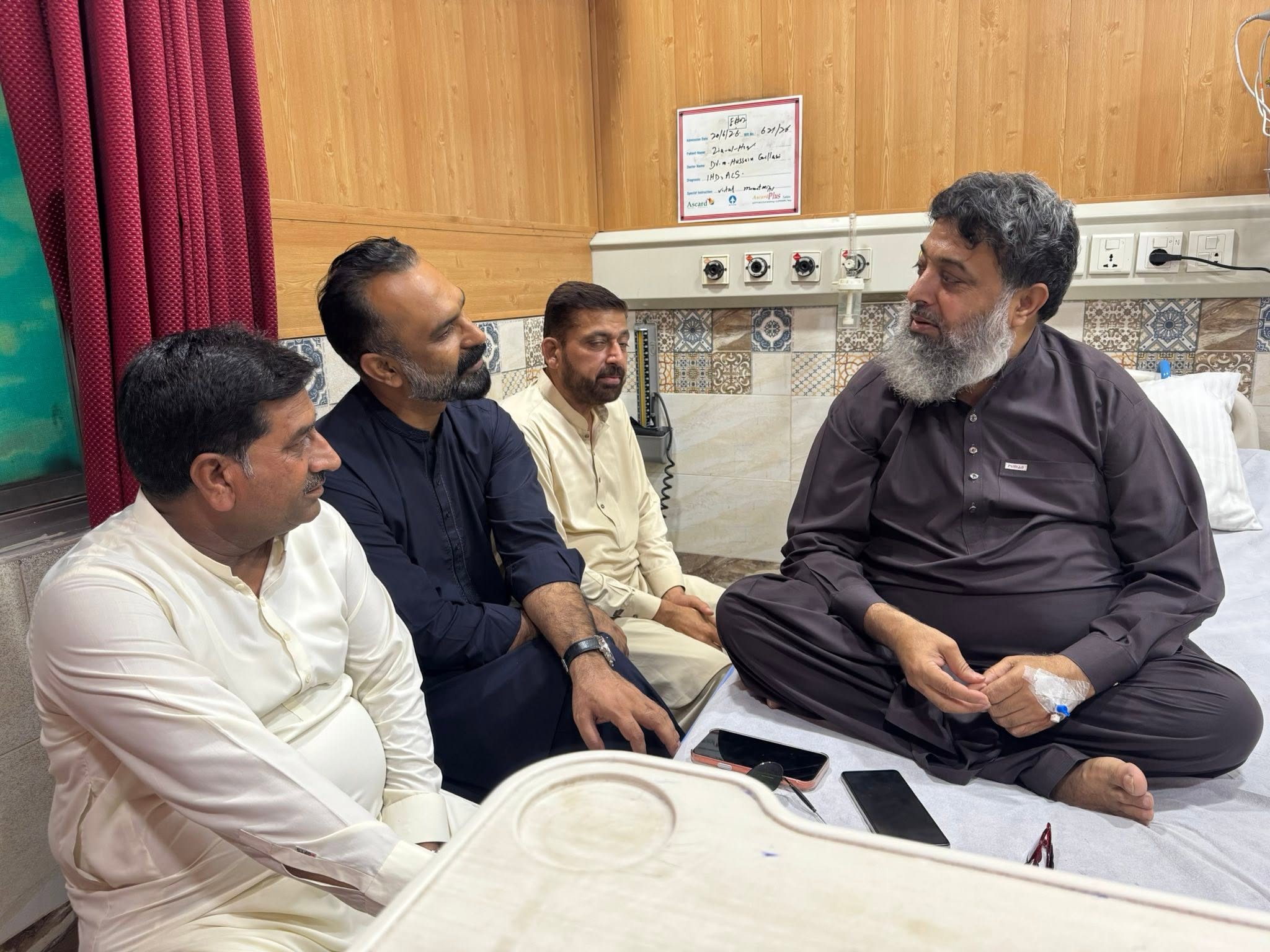 عوام کے منتخب کردہ حقیقی MNA ٹوبہ ٹیک سنگھ چوہدری خالد نواز سدھرآئچ کی اپنے بہت ہی پیارے دوست ضیاء اللہ زرگر صاحب کی عیادت کے لیے DHQ ہسپتال ٹوبہ ٹیک سنگھ آمد۔
چوہدری خالد نواز سدھرآئچ نے ضیاء اللہ زرگر صاحب کی خیریت دریافت کی، ان کی جلد صحت یابی کے لیے نیک تمناؤں اور دعا کا اظہار کیا۔ اس موقع پر معروف سیاسی و سماجی شخصیات چوہدری امیر علی صاحب میاں عرفان صاحب اور چوہدری بابر شریف انکے ہمراہ موجود