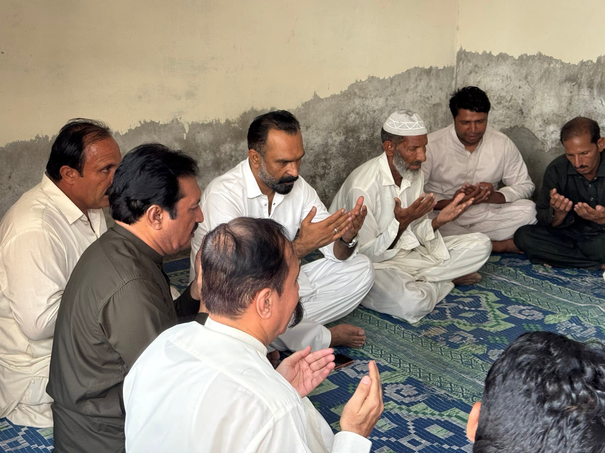 چکنمبر 306 گ ب میں مرکزی سیکرٹری اطلاعات پاکستان تحریک انصاف کسان ونگ عوامی MNA ٹوبہ ٹیک سنگھ چوہدری خالد نواز سدھرآئچ کی عامر گِل کے تایا جان اور نسیم گِل کے خالہ زاد بھائی کی فاتحہ خوانی کے لئے انکی رہائش گاہ آمد