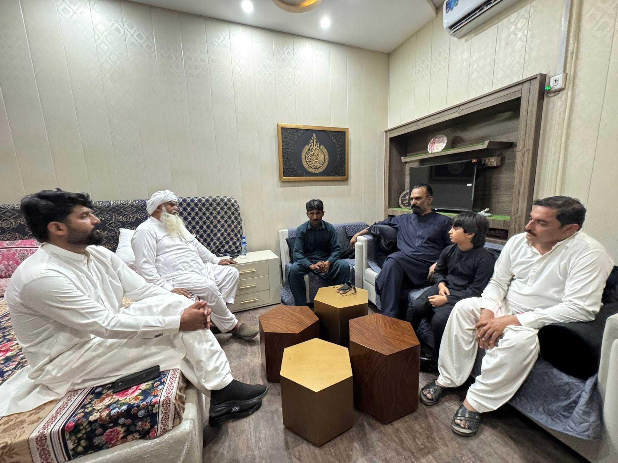 چکنمبر 337 گ ب میں مرکزی سیکرٹری اطلاعات پاکستان تحریک انصاف کسان ونگ، عوامی MNA این اے 106 ٹوبہ ٹیک سنگھ، چوہدری خالد نواز سدھرآئچ کی معروف زمیندار غلام محمد صاحب کے ساتھ انکی رہائش گاہ پر ملاقات