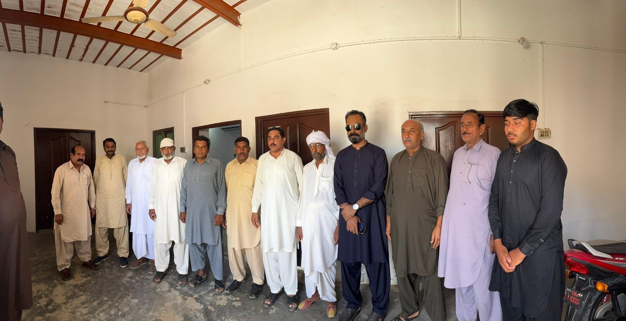 چکنمبر 338 گ ب میں مرکزی سیکرٹری اطلاعات پاکستان تحریک انصاف کسان ونگ، عوامی MNA این اے 106 ٹوبہ ٹیک سنگھ، چوہدری خالد نواز سدھرآئچ کی سابق ممبر بیت المال ٹوبہ ٹیک سنگھ نمبردار چوہدری جاوید اقبال صاحب کے والد محترم کی فاتحہ خوانی کے لئے انکے گھر آمد اس موقع پر اہل دیہہ کے سرکردہ دوست احباب سے بھی ملاقات کی
