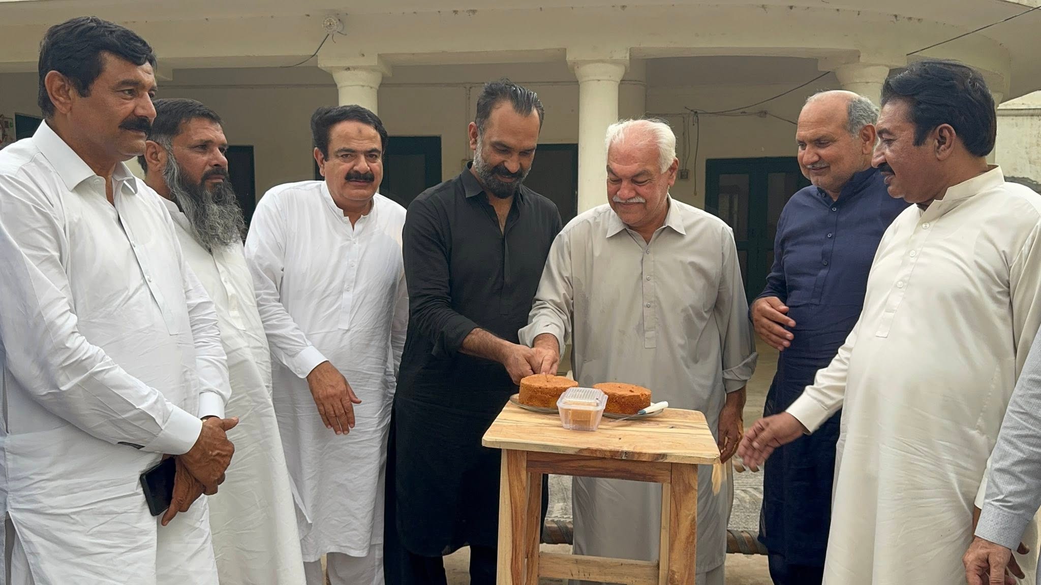 مرکزی سیکرٹری اطلاعات پی ٹی آئی کسان ونگ و ایم این اے فارم 45 ٹوبہ ٹیک سنگھ چوہدری خالد نواز سدھرآئچ کی نامور سیاسی شخصیت سابق چیئرمین میاں فرحان بشیر اور میاں خضر علی ذیلدار کی رہائش گاہ چک نمبر 254 گ ب (سونڈھ) آمد ،علاقائی امور عوامی مسائل اور فلاحی سرگرمیوں کے فروغ پر تفصیلی گفتگو کی گئی
سابق چیئرمین اوورسیز پاکستانی کمیشن میاں نوید عالم،
سابق ناظم و چیئرمین یونین کونسل رانا محمد حسن،
 سابق وائس چیئرمین ضلع کونسل چوہدری عرفان اعظم سپرا،
،سابق ضلعی چیئرمین ایگریکلچر ڈیپارٹمنٹ چوہدری عمران ندیم سدھو،
صدر پریس کلب عارف جانباز قاضی
 اور معروف سیاسی و کاروباری شخصیت چوہدری سیف اللہ (چک نمبر 519 گ ب) سمیت دیگر معزز شخصیات بھی موجود تھیں، اس موقع پر کیک بھی کاٹا گیا،شرکاء نے باہمی محبت، اخوت اور یکجہتی کی فضا میں مختلف سماجی اور سیاسی امور پر گفتگو کی اور علاقہ کی ترقی و خوشحالی کے لیے مشترکہ کوششوں کی ضرورت پر زور دیا