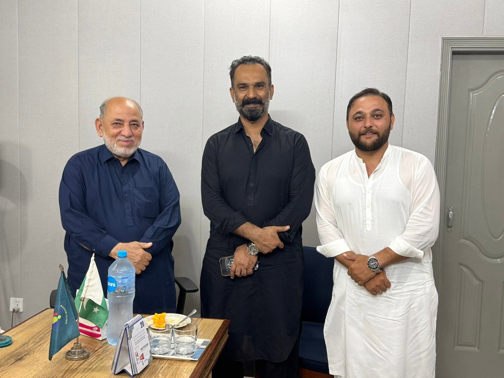 چکنمبر 290 گ ب میں مرکزی سیکرٹری اطلاعات، پی ٹی آئی کسان ونگ
عوامی ایم این اے فارم 45، ٹوبہ ٹیک سنگھ خالد نواز سدھرآئچ کی معروف سیاسی و سماجی شخصیت ڈاکٹر مشتاق احمد خان صاحب کی رہائش گاہ و کلینک آمد، خوشگوار ماحول میں تفصیلی ملاقات ہوئی۔ اس موقع پر میرے بہت پیارے دوست جنید خان صاحب سے بھی ملاقات ہوئی ملاقات میں باہمی محبت، اخوت اور یکجہتی کی فضا میں مختلف سماجی، عوامی اور سیاسی امور پر تبادلۂ خیال کیا گیا۔ اس موقع پر خالد نواز سدھرآئچ کا کہنا تھا کہ خدمتِ انسانیت، عوامی فلاح و بہبود اور معاشرتی ہم آہنگی ہی حقیقی سیاست اور سماجی خدمت کا بنیادی مقصد ہے۔ عوام کی خدمت اور ان کے مسائل کے حل کے لیے میری جدوجہد پہلے کی طرح جاری رہے گی۔