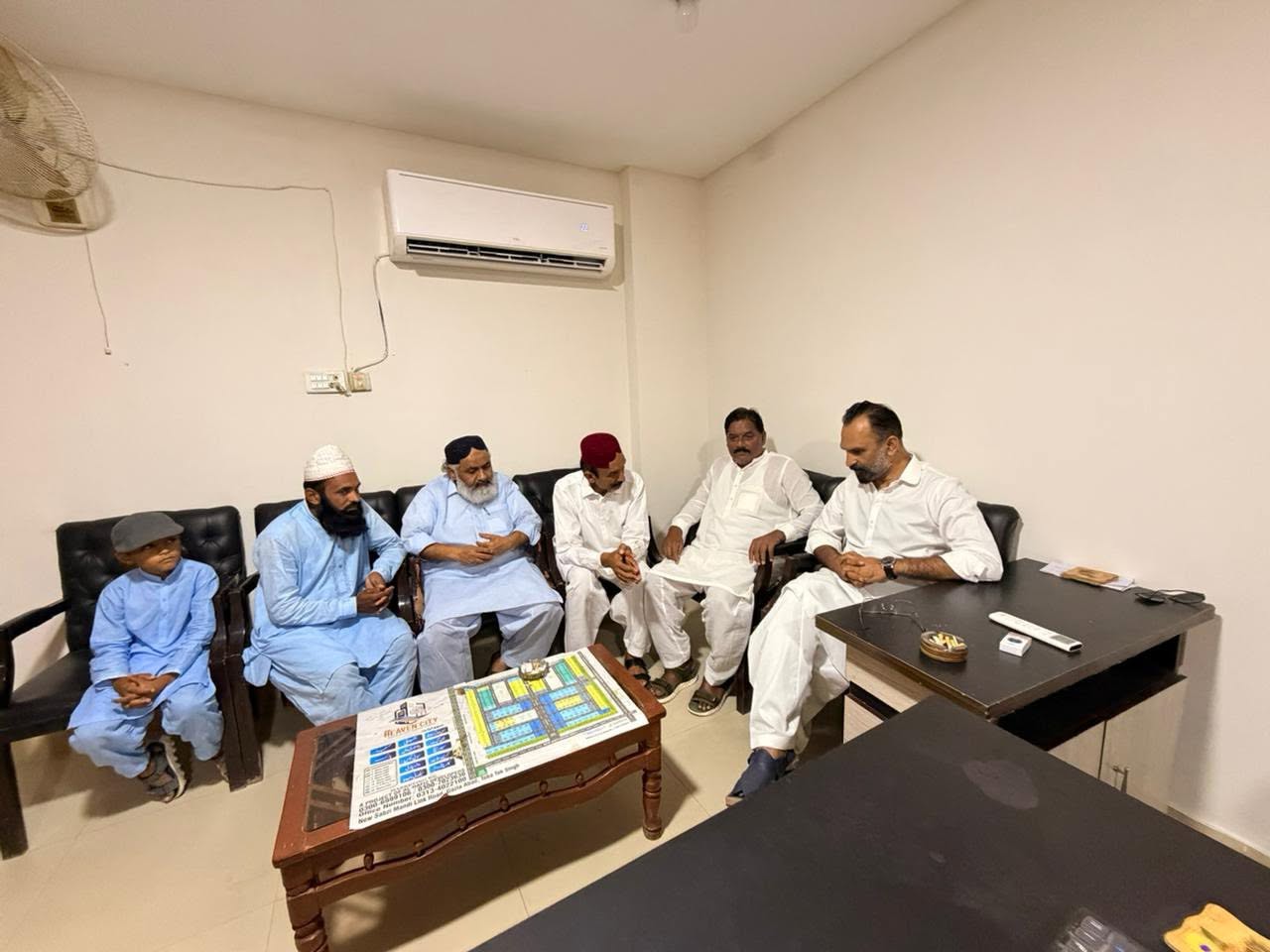 مرکزی سیکرٹری اطلاعات پاکستان تحریک انصاف کسان ونگ عوام کےمبتخب کردہ حقیقی MNA این اے 106 ٹوبہ ٹیک سنگھ چوہدری خالد نواز سدھرآئچ کی ٹوبہ سٹی کنال روڈ آفس میں حلقہ احباب سے آئے دوستوں کے ساتھ ملاقات ۔۔۔ اس موقع پر شاہد خان نمبردار 303 گ ب والے ، چیف آرگنائزر پاکستان میڈیا کونسل فیصل آباد ڈویژن سرپرست اعلیٰ پریس کلب و سابق ضلعی چیئرمین ایگریکلچر ڈیپارٹمنٹ چوہدری عمران ندیم سدھو، صاحب، پریس کلب و صدر مجلس مفاد عامہ عارف جانباز قاضی اور روزی خان  ساجد خان انکے ہمراہ موجود
