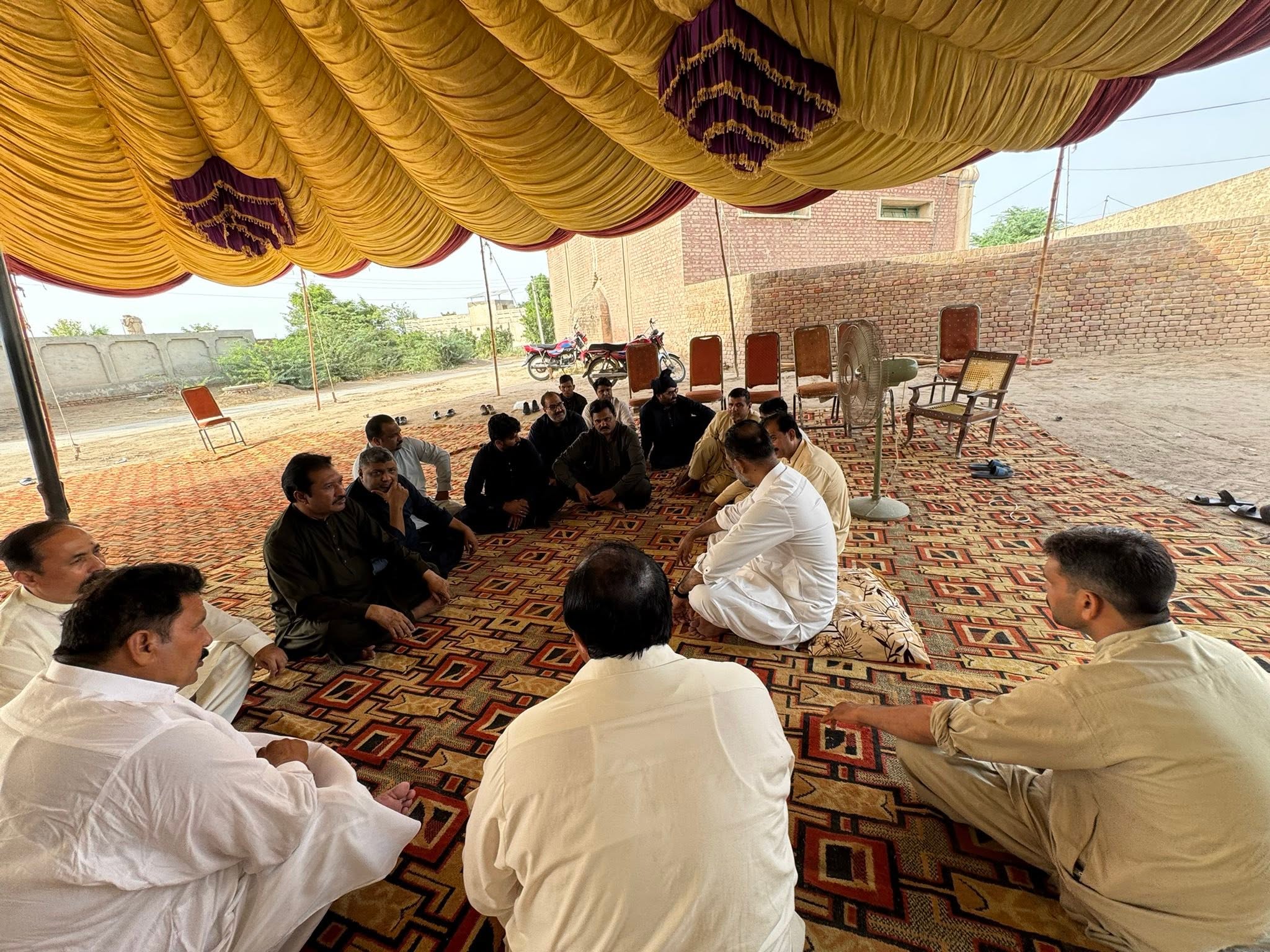 چکنمبر 403 ج ب (ساداآ رائیاں )میں چوہدری ادریس صاحب کی والد اور والدہ مرحومہ کی فاتحہ خوانی کے لئے مرکزی سیکرٹری اطلاعات پاکستان تحریک انصاف کسان ونگ عوامی MNA این اے 106 ٹوبہ ٹیک سنگھ چوہدری خالد نواز سدھرآئچ ￼کی چوہدری ادریس صاحب کی رہائش گاہ آمد ۔۔۔۔ اس موقع پر شاہد خان نمبردار 303گ ب ، چیف آرگنائزر پاکستان میڈیا کونسل فیصل آباد ڈویژن سرپرست اعلیٰ پریس کلب و سابق ضلعی چیئرمین ایگریکلچر ڈیپارٹمنٹ چوہدری عمران ندیم سدھو، صاحب، پریس کلب و صدر مجلس مفاد عامہ عارف جانباز قاضی، رانا ارشاد صاحب، شاما پہلوان صاحب  301 گ ب ساجد خان صاحب ، روزی خان صاحب انکے ہمراہ موجود