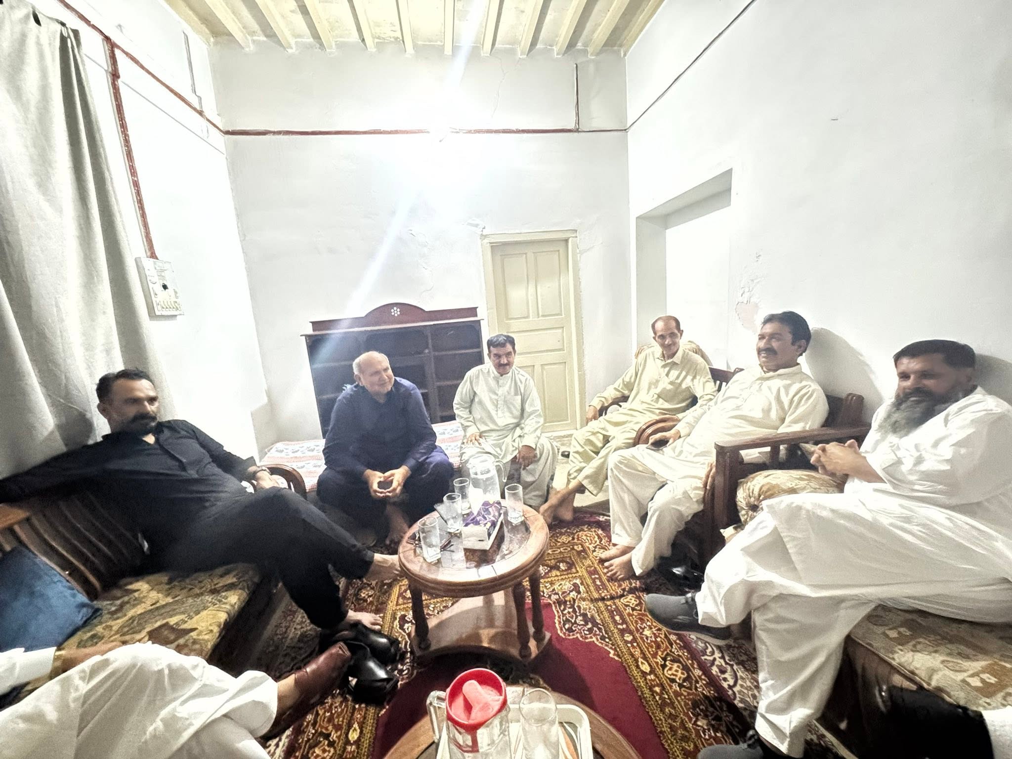چکنمبر 255 گ ب مدے پور میں مرکزی سیکرٹری اطلاعات پاکستان تحریک انصاف کسان ونگ چوہدری خالد نواز سدھرائچ کی چوہدری یاسر مقبول کی رہائش گاہ آمد اس موقع پر  میاں نوید عالم سابق ضلعی چیرمین اوورسیز پاکستانی کمیشن ، چئیرمین یونین کونسل رانا حسن صاحب ضلعی نائب ناظم عرفان سپراء صاحب ، چوہدری سیف صاحب
