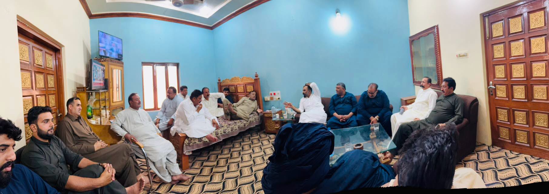مرکزی سیکرٹری اطلاعات پاکستان تحریک انصاف کسان ونگ چوہدری خالد نواز سدھرائچ کی سابق چیئرمین مارکیٹ کمیٹی چوہدری شبیر احمد سے ملاقات، علاقائی سیاست پر تبادلہ خیال
پاکستان تحریک انصاف کسان ونگ کے مرکزی سیکرٹری اطلاعات چوہدری خالد نواز سدھرائچ نے سابق چیئرمین مارکیٹ کمیٹی اور علاقہ کی معروف سماجی و سیاسی شخصیت چوہدری شبیر احمد سے ملاقات کی اور ان کی خیریت دریافت کرتے ہوئے صحت کے حوالے سے نیک تمناؤں کا اظہار کیا۔۔
چوہدری شبیر احمد نے چوہدری خالد نواز سدھرائچ کی آمد پر ان کا شکریہ ادا کرتے ہوئے کہا کہ عوامی خدمت اور علاقائی ترقی کے لیے مشترکہ کوششیں ناگزیر ہیں۔ انہوں نے علاقے کی فلاح و بہبود کے لیے مثبت اقدامات کی ضرورت پر زور دیا۔
ملاقات خوشگوار ماحول میں ہوئی جس میں باہمی دلچسپی کے مختلف امور پر تبادلہ خیال کیا گیا اور علاقے کی سیاسی و سماجی صورتحال کا بھی جائزہ لیا گیا۔ سیاسی و سماجی حلقوں نے اس ملاقات کو اہم قرار دیتے ہوئے اسے علاقے میں سیاسی روابط کے فروغ کی جانب مثبت پیش رفت قرار دیا ہے اس موقع پر  شاہد خان نمبردار 303گ ب ، چیف آرگنائزر پاکستان میڈیا کونسل فیصل آباد ڈویژن سرپرست اعلیٰ پریس کلب و سابق ضلعی چیئرمین ایگریکلچر ڈیپارٹمنٹ چوہدری عمران ندیم سدھو، صاحب، پریس کلب و صدر مجلس مفاد عامہ عارف جانباز قاضی، چوہدری زاہد صاحب ، رانا ارشاد صاحب، شاما پہلوان صاحب  301 گ ب ساجد خان صاحب ، روزی خان صاحب انکے ہمراہ موجود