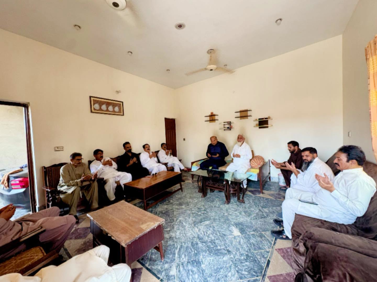 چکنمبر 252 گ ب لسوڑی میں مرکزی سیکرٹری اطلاعات پاکستان تحریک انصاف کسان ونگ عوام کے منتخب کردہ حقیقی MNA ٹوبہ ٹیک سنگھ چوہدری خالد نواز سدھرآئچ کی مرحوم ڈاکٹر شمس الحق کی فاتحہ خوانی کے لئے انکے گھر آمد ۔۔۔۔ انکے بیٹے قیصر صاحب ، ناصر صاحب فیصل صاحب سہیل صاحب کے ساتھ افسوس کیا اور فاتحہ خوانی کی اس موقع پر  میاں نوید عالم سابق ضلعی چیرمین اوورسیز پاکستانی کمیشن ، چئیرمین یونین کونسل رانا حسن صاحب ضلعی نائب ناظم عرفان سپراء صاحب ، چوہدری سیف صاحب ، چیف آرگنائزر پاکستان میڈیا کونسل فیصل آباد ڈویژن سرپرست اعلیٰ پریس کلب و سابق ضلعی چیئرمین ایگریکلچر ڈیپارٹمنٹ چوہدری عمران ندیم سدھو، صاحب، پریس کلب و صدر مجلس مفاد عامہ عارف جانباز قاضی انکے ہمراہ موجود