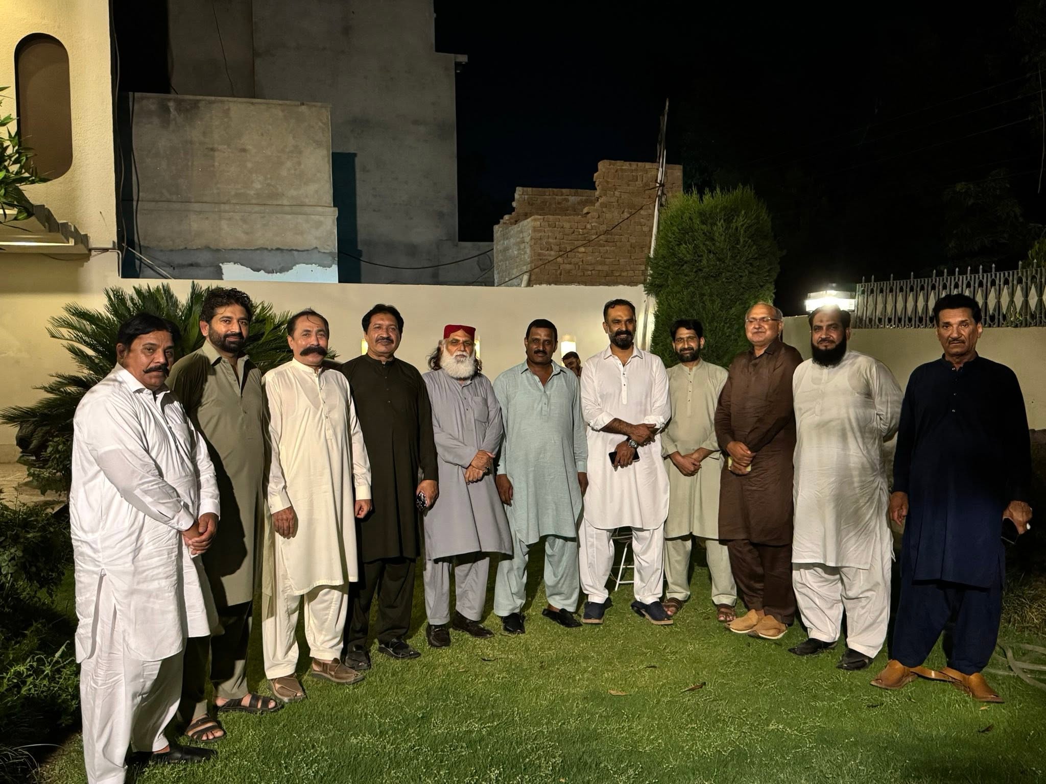 مرکزی سیکرٹری اطلاعات پاکستان تحریک انصاف (لسان ونگ )عوامی MNA این اے 106 ٹوبہ ٹیک سنگھ چوہدری خالد نواز سدھرآئچ کی معروف سماجی و کاروباری شخصیت میاں عامر ریاض کے گھر آمد ۔۔۔۔ میاں عامر ریاض صاحب نے فرینڈز آف ٹوبہ ٹیک سنگھ کے اعزاز میں پرتکلف عشائیہ کا اہتمام کیا ۔ عشائیہ میں میاں نوید عالم سابق ضلعی چیرمین اوورسیز پاکستانی کمیشن ،  صدر پریس کلب و صدر مجلس مفادِ عامہ عارف جانباز قاضی ، چوہدری عمران ندیم سدھو (چیف آرگنائزر پاکستان میڈیا کونسل فیصل آباد ڈویژن، سرپرستِ اعلیٰ پریس کلب و سابق ضلعی چیئرمین ایگریکلچر ڈیپارٹمنٹ)، ڈاکٹر پیر ڈاکٹر محمد سلیم چشتی اور محمد ایوب گجر (ضلعی سینئر نائب صدر پی ٹی آئی) , سابق نائب ناظم حاجی زبیر شریف , سردار زاہد اقبال رحمانی , محمد ظفر صاحب سابقہ جنرل کونسلر 253 کھوتراں ، اینکر پرسن سیون نیوز میاں زاہد پرویز , سمیت دیگر معزز شخصیات نے شرکت کی