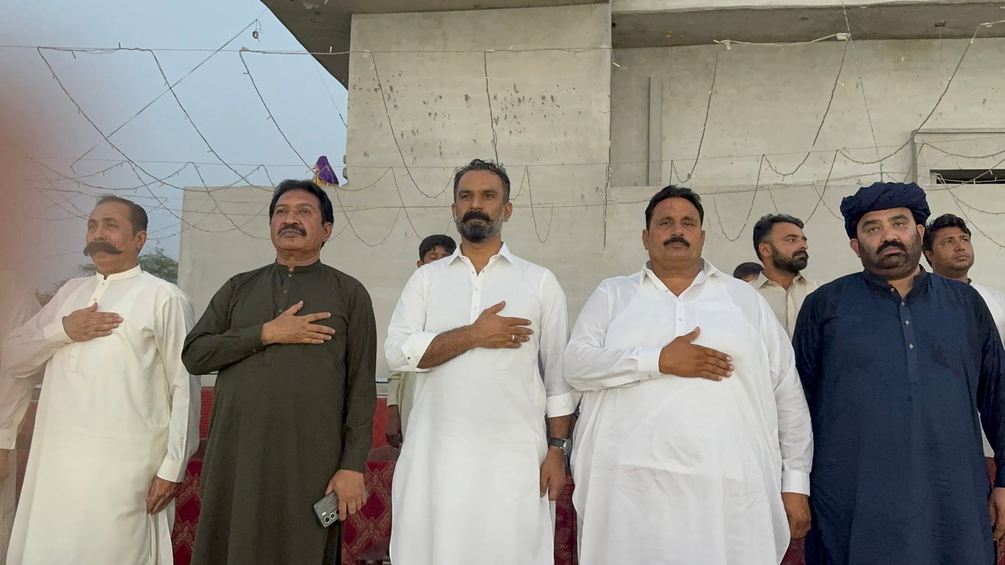 عوامی MNA چوہدری خالد نواز سدھرآئچ  کی 304گ ب میں الحنیف فٹبال ٹورنامنٹ میں شرکت چیف آرگنائزر
 اسد ،فوجی جمیل، محمد عامر سہوتہ ، محمد آصف تہذیب بیکری رجانہ والے اور اہل دیہہ نے پرتپاک استقبال کیا  اس موقع پر فوجی محمد دین ، شاہد خان نمبردار 303گ ب ، چیف آرگنائزر پاکستان میڈیا کونسل فیصل آباد ڈویژن سرپرست اعلیٰ پریس کلب و سابق ضلعی چیئرمین ایگریکلچر ڈیپارٹمنٹ چوہدری عمران ندیم سدھو، صاحب، پریس کلب و صدر مجلس مفاد عامہ عارف جانباز قاضی، رانا ارشاد صاحب، شاما پہلوان صاحب  301 گ ب ساجد خان صاحب ، روزی خان صاحب انکے ہمراہ موجود