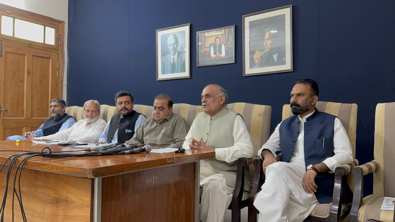 مرکزی سیکرٹری اطلاعات خالد نواز سدھرآئچ ، سنئیر نائب صدر میاں غوث، ممبر نیشنل اسمبلی خرم شہزاد ورک، صدر پنجاب کسان ونگ اویس جھکھڑ ، ممبر نیشنل اسمبلی بریگیڈر ریٹائرڈ اسلم گھمن اور ممبر نیشنل اسمبلی ڈاکٹر عظیم الدین لکھوی اسلام آباد میں کسان ونگ کی جاری پریس کانفرنس میں موجود