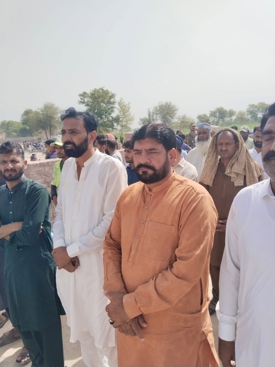 اپنی جان نظر کروں اپنی وفا پیش کروں قوم کے مرد مجاهد اور کیا پیش کروں
انا للہ وانا الیہ راجعون
 کل نفس ذائقۃ الموت 
کوہاٹ میں وطن عزیز کی خاطر جام شہادت نوش کرنے والے پاک آرمی کے نوجوان آ فیسر احمد نواز خان منگلا کی نماز جنازہ میں عوامی MNA چوہدری خالد نواز سدھرآئچ کے انکل حاجی توقیر احمد سدھرآئچ نے شرکت کی اس موقع پر راجہ خاور انکے ہمراہ موجود