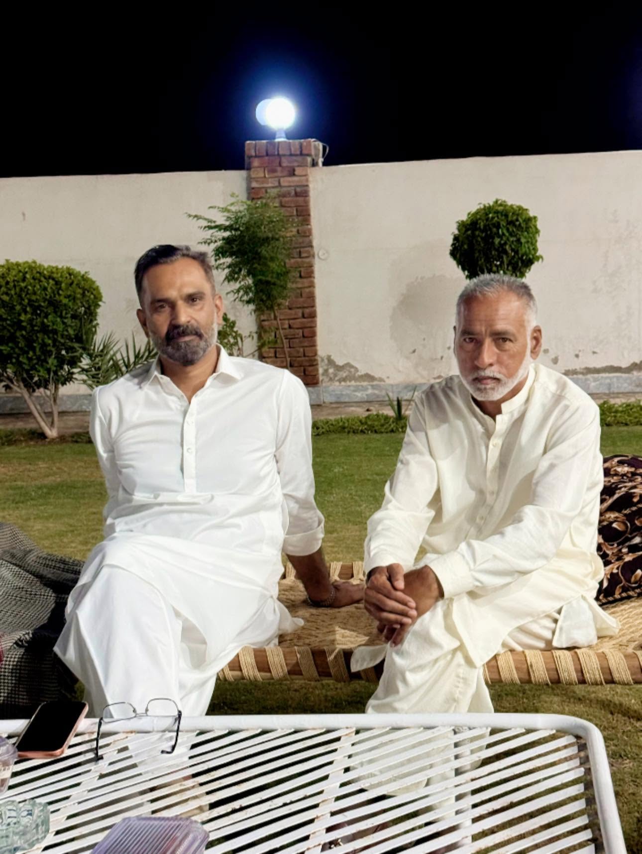 عید کے دوسرے روز عوامی MNA این اے 106 ٹوبہ ٹیک سنگھ چوہدری خالد نواز سدھرآئچ کے کلاس فیلو رانا وسیم اقبال اور انکے بیٹے رانا منان وسیم ڈسٹرکٹ جوائنٹ سیکرٹری کسان ونگ کی پی ٹی آئی پبلک سیکرٹریٹ 288گ ب میں خالد نواز صاحب سے ملاقات کی اور عید کی مبارکباد دی