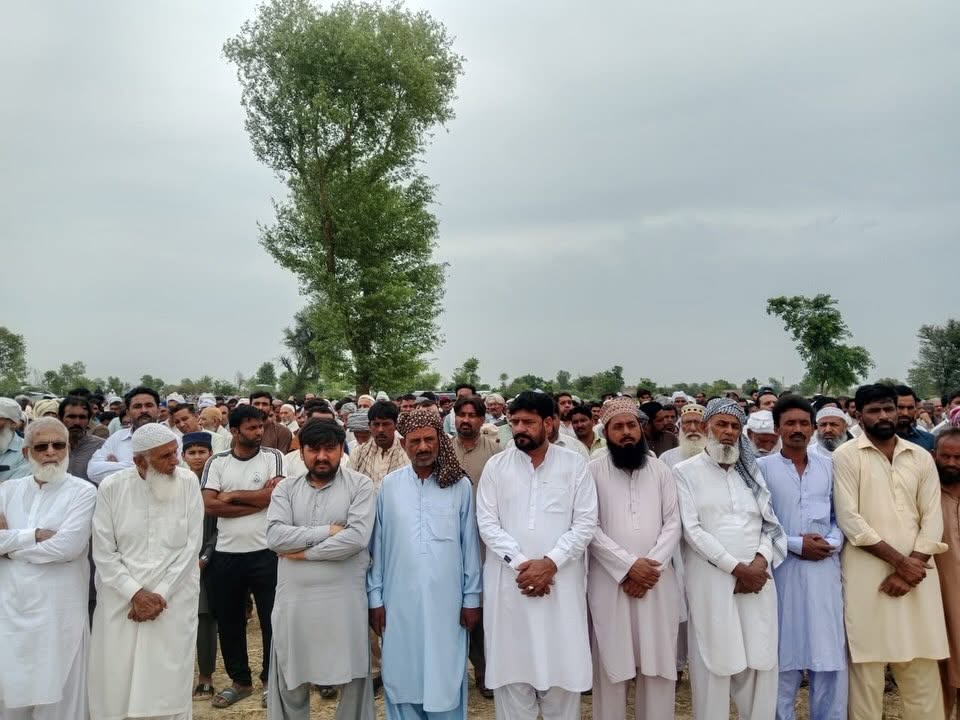عوامی MNA این اے 106 ٹوبہ ٹیک سنگھ چوہدری خالد نواز سدھرآئچ کے انکل حاجی توقیر احمد سدھرآئچ کی چکنمبر 286گ ب آرائیاں والا گروپ میں حوالدار ٹریفک پولیس محمد بوٹا کی نماز جنازہ میں شرکت

