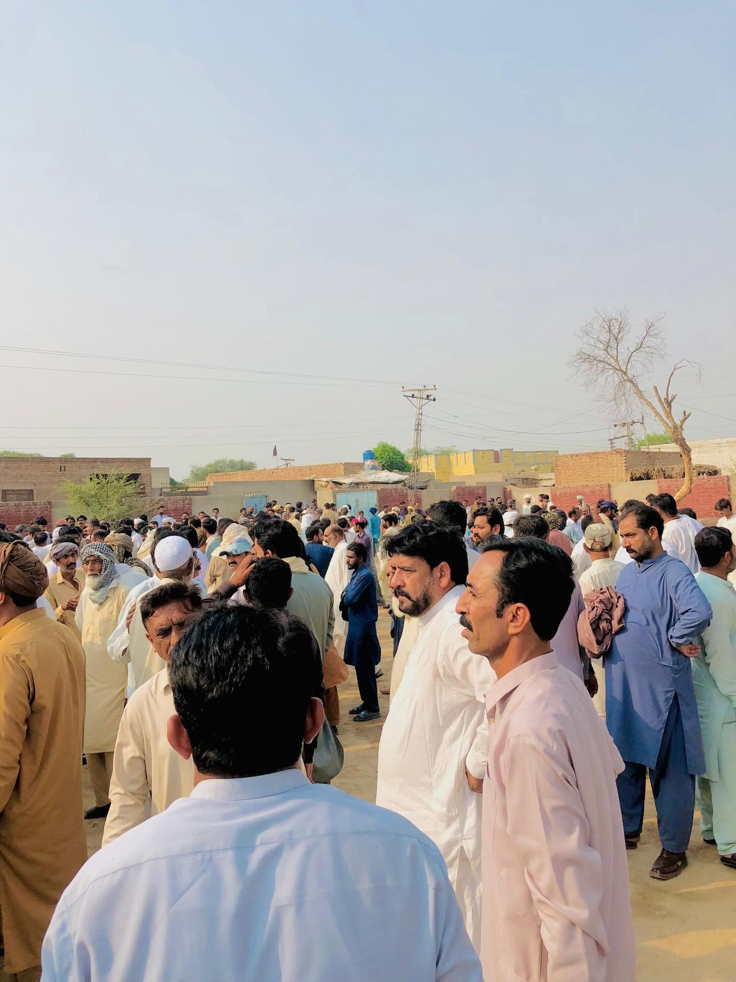 عوامی MNA ٹوبہ ٹیک سنگھ خالد نواز سدھرآئچ کے انکل حاجی توقیر احمد سدھرآئچ کی چک نمبر 184 گ ب میں گزشتہ رات پیش آنے والے افسوسناک سانحے میں جاں بحق ہونے والوں کی نمازِ جنازہ میں شرکت کی۔
