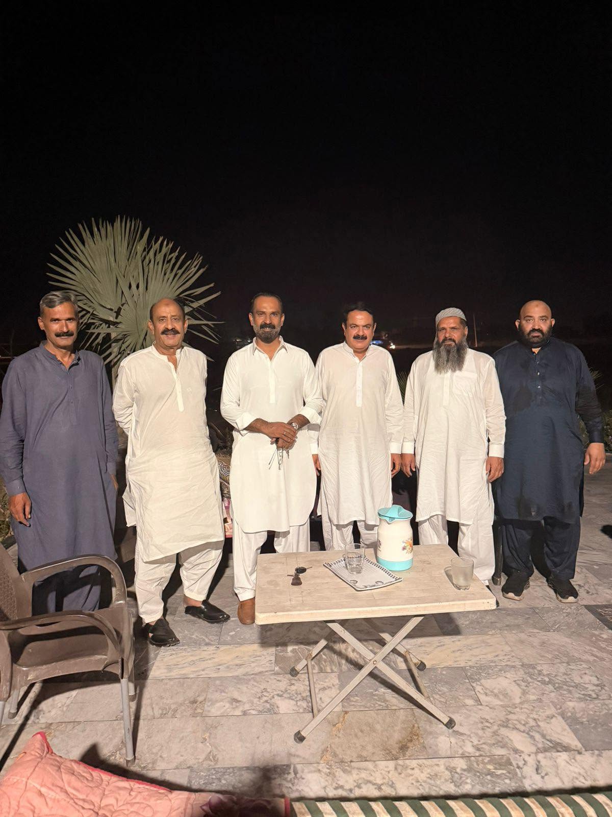 عوام کے منتخب کردہ حقیقی ایم این اے NA106 ٹوبہ ٹیک سنگھ چوہدری خالد نواز سدھرآئچ کی سابق چیئرمین کمیٹی پیرمحل بلدیہ محترم جناب شفقت رسول صاحب سابق ضلعی نائب ناظم عرفان سپراء صاحب چئیرمین یونین کونسل رانا حسن خاں ، نمبردار شاہد خان صاحب اور چوہدری ارشد صاحب کے ساتھ خوشگوار ماحول میں ملاقات