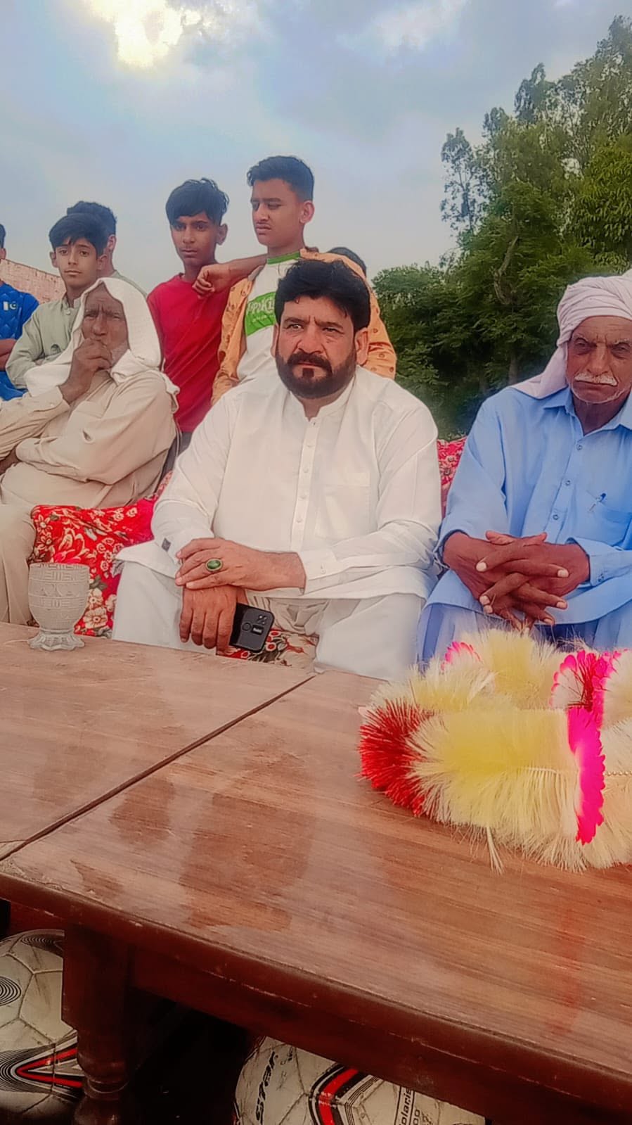 عوامی MNA ٹوبہ ٹیک سنگھ چوہدری خالد نواز سدھرآئچ کے ماموں جان حاجی توقیر احمد سدھرآئچ کی چکنمبر 350 گ ب میں فٹبال ٹورنامنٹ میں شرکت ٹورنامنٹ کمیٹی حاجی پرویز صاحب نے خوش آمدید کہا اس موقع پر راجہ خاور صاحب انکے ہمراہ موجود تھے
