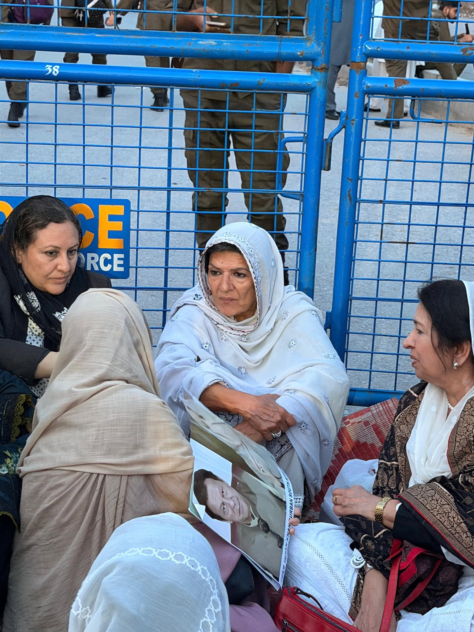 عمران خان کی بہنوں کے ساتھ اظہار یکجہتی کے لئے عوامیMNA ٹوبہ ٹیک سنگھ مرکزی ترجمان پاکستان تحریک انصاف کسان ونگ چوہدری خالد نواز سدھرآئچ پی ٹی آئی قیادت اور ورکرز کے ساتھ اڈیالہ جیل کے باہر موجود
