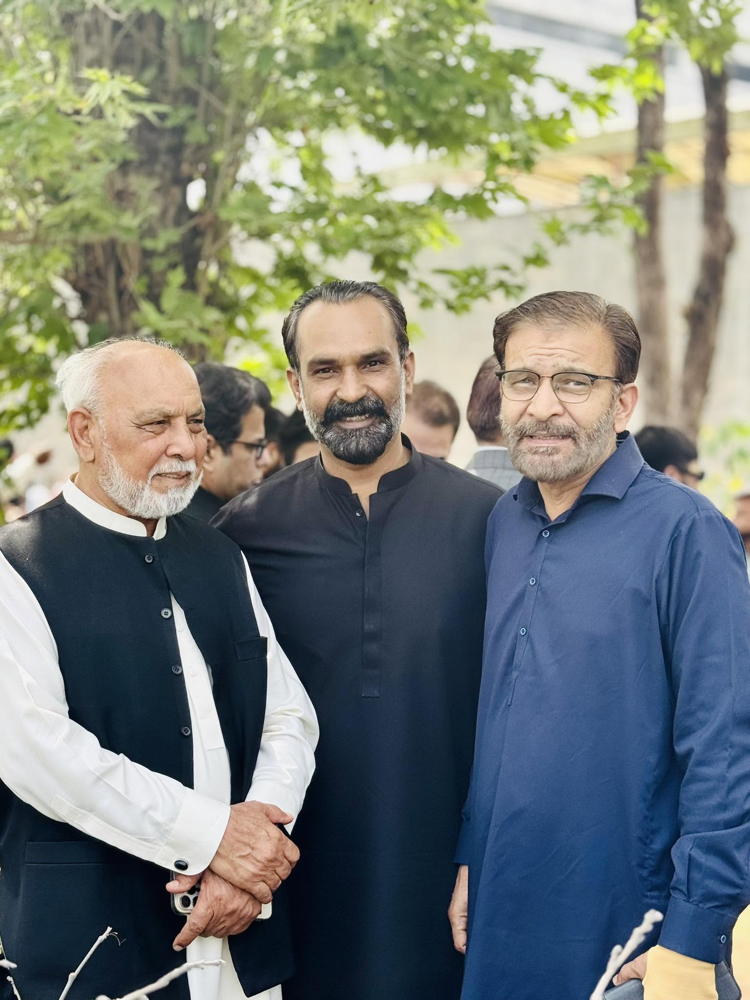 عوام کے منتخب کردہ فارم 45 حقیقی MNA این اے 106 ٹوبہ ٹیک سنگھ ، مرکزی رہنما پاکستان تحریک انصاف کسان ونگ خالد نواز سدھرآئچ صاحب ، MNA این اے 105گوجرہ اسامہ حمزہ صاحب ، MPA (ر) میجر غلام سرور صاحب صدر پنجاب پی ٹی آئی کسان ونگ کے ساتھ عمران خان صاحب کے کیسز کے حوالے سے اسلام آباد ہائیکورٹ کے باہر موجود