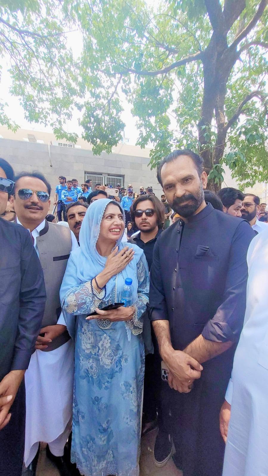 چیف ارگنائزر پنجاب عالیہ حمزہ ملک کی گرفتاری کی پر زور مذمت کرتے ہیں میڈم نے مشکل حالات میں پارٹی کو متحرک کرنے میں بھرپور کردار ادا کیا خالد نواز سدھرآئچ ترجمان پاکستان تحریک انصاف کسان ونگ