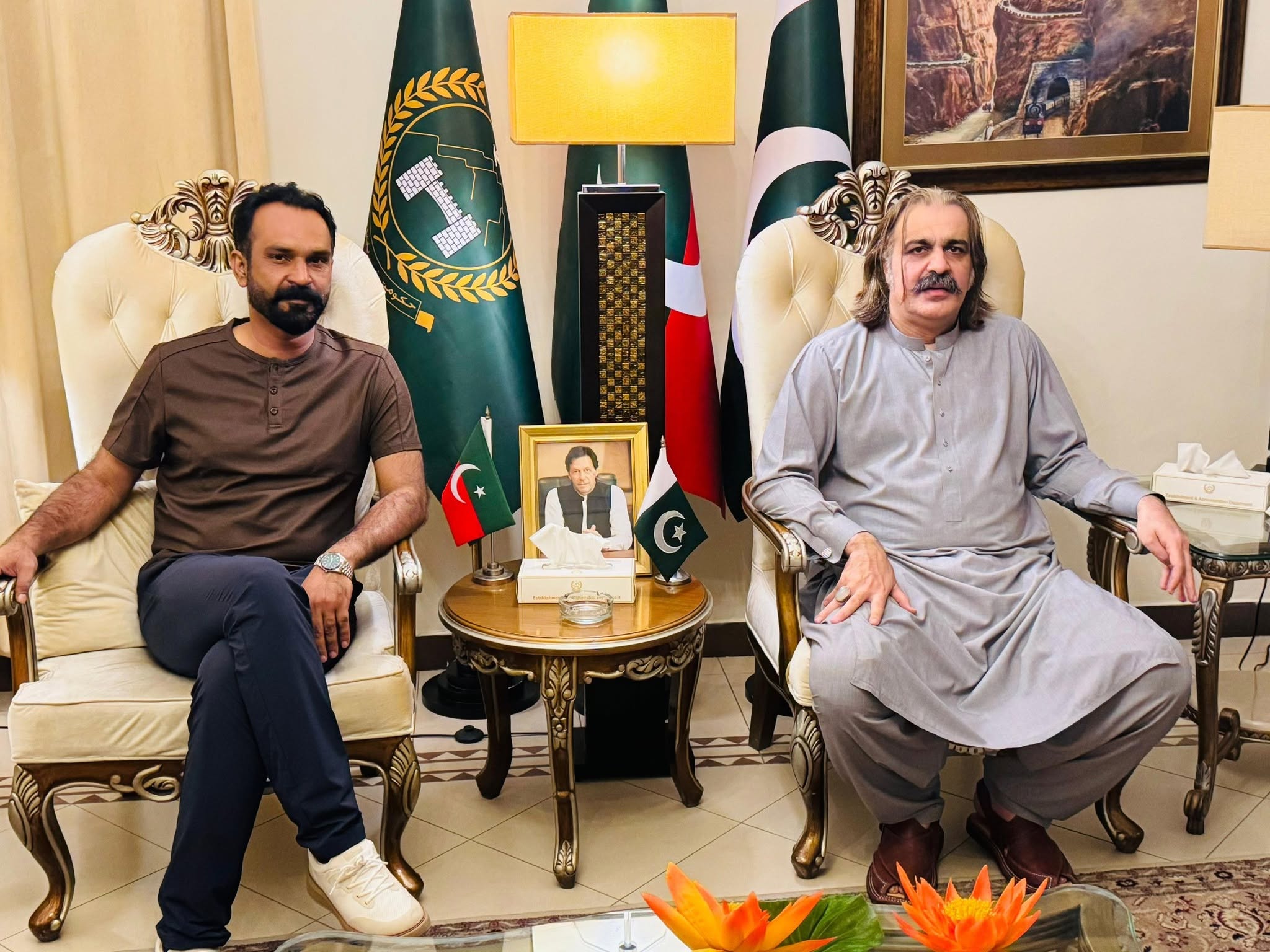 پاکستان تحریکِ انصاف کے کسان ونگ کے سیکرٹری اطلاعات خالد نواز سدھرآئچ کی علی امین گنڈاپور سے اہم ملاقات اسلام آباد: Kpk ہاؤس اسلام آباد میں پاکستان تحریکِ انصاف کے متحرک رہنما، کسان ونگ کے سیکرٹری اطلاعات اور ٹوبہ ٹیک سنگھ سے عوامی ایم این اے، جناب خالد نواز سدھرآئچ نے خیبرپختونخوا کے چیف منسٹر اور تحریک انصاف کے سینئر رہنما جناب علی امین خان گنڈاپور سے ایک خصوصی ملاقات کی۔ ملاقات میں ملکی سیاسی صورتحال، کسانوں کو درپیش مسائل اور تنظیمی امور پر تفصیلی مشاورت کے حوالے سے نہایت اہمیت کی حامل رہی۔ دونوں رہنماؤں نے تحریک انصاف کے منشور اور عوامی فلاح کے مشن کو مزید مؤثر انداز میں آگے بڑھانے کے عزم کا اظہار کیا۔ کسانوں کے حقوق، زرعی اصلاحات اور پسماندہ طبقات کی فلاح پر بھی سیر حاصل گفتگو ہوئی۔ خالد نواز سدھرآئچ نے علی امین گنڈاپور کی قیادت پر اعتماد کا اظہار کرتے ہوئے کہا کہ خیبرپختونخوا میں عوام دوست پالیسیوں کا تسلسل تحریک انصاف کی نظریاتی وابستگی کا منہ بولتا ثبوت ہے۔ دوسری جانب وزیر اعلیٰ نے خالد نواز سدھرآئچ کے سیاسی کردار اور کسان ونگ میں ان کی خدمات کو سراہا