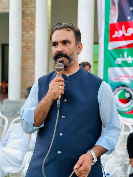 ھمیشہ کی طرح اس بار بھی عوام کو ایک پلیٹ فارم پر اکٹھا کرنے میں پیش پیش
پاکستان تحریک انصاف کے چیئرمین جناب عمران خان کی کال پر اور عدلیہ سے اظہار یکجہتی کیلئے پی ٹی آئی پبلک سیکرٹریٹ چک نمبر288 گ ب میں ایک بہت بڑی ریلی کا اہتمام کیا گیا جس میں متعدد یونین کونسلز کے چیئرمین حضرات ؛ لمبڑدار صاحبان ؛ کونسلرز صاحبان ؛ وکلاءاور معززین علاقہ کی ایک کثیر تعداد نے شرکت کی - ریلی سے