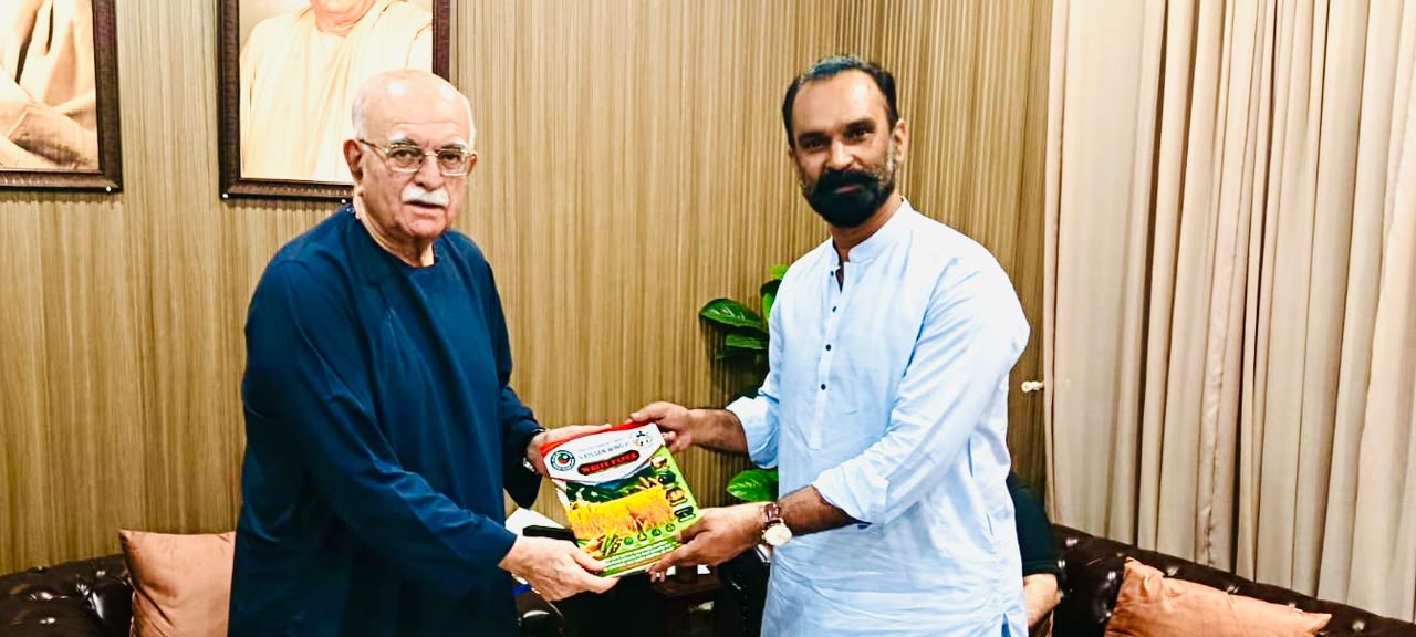 پاکستان تحریکِ انصاف کسان ونگ کے مرکزی سیکرٹری اطلاعات خالد نواز سدھرآئچ نے قائدِ حزبِ اختلاف جناب محمود خان اچکزئی کو ’’پاکستان میں گندم کے بحران پر وائٹ پیپر‘‘ پیش کیا
ملاقات کے دوران پاکستان کے گندم کے شعبے اور کسانوں کو درپیش سنگین مسائل پر تفصیلی تبادلۂ خیال کیا گیا، جن میں زرعی پیداواری لاگت میں مسلسل اضافہ، کسان کی کم ہوتی آمدن، گندم کی خریداری اور قیمتوں کے تعین کی پالیسیوں میں خامیاں، اور ایک طویل المدتی، پائیدار اور کسان دوست قومی گندم پالیسی کی فوری ضرورت شامل ہیں
یہ وائٹ پیپر پاکستان تحریکِ انصاف کسان ونگ کی جانب سے کسانوں کے مسائل اور آواز کو قومی پالیسی سازی کے فورمز تک پہنچانے اور ملک میں غذائی تحفظ، گندم کی پائیدار پیداوار اور زرعی معیشت کے تحفظ کے لیے قابلِ عمل تجاویز پیش کرنے کی ایک سنجیدہ کاوش ہے۔
مضبوط کسان ہی غذائی طور پر خودکفیل اور معاشی طور پر مضبوط پاکستان کی ضمانت ہے۔
خالد نواز سدھرآئچ
مرکزی سیکرٹری اطلاعات
پاکستان تحریکِ انصاف کسان ونگ
#PTIKissanWing #WheatCrisis #PakistanAgriculture #Farmers #FoodSecurity #WheatPolicy