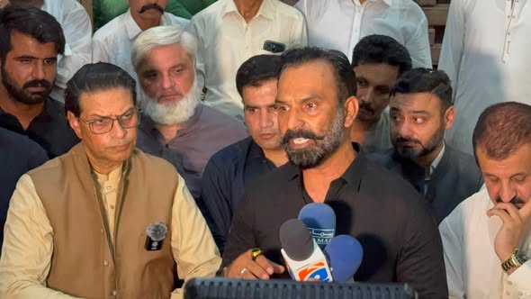 گندم بحران کی ذمہ دار حکومتی پالیسیاں ہیں، کسان اور مزدور اپنے حقوق کے لیے متحد ہوں: خالد نواز سدھرآئچ
فیصل آباد: پاکستان تحریک انصاف کسان ونگ کے ترجمان خالد نواز سدھرآئچ، نعیم حیدر پنجوتہ اور پی ٹی آئی کے جنرل سیکرٹری سلمان اکرم راجہ کا فیصل آباد میں مزدور تنظیموں سے خطاب